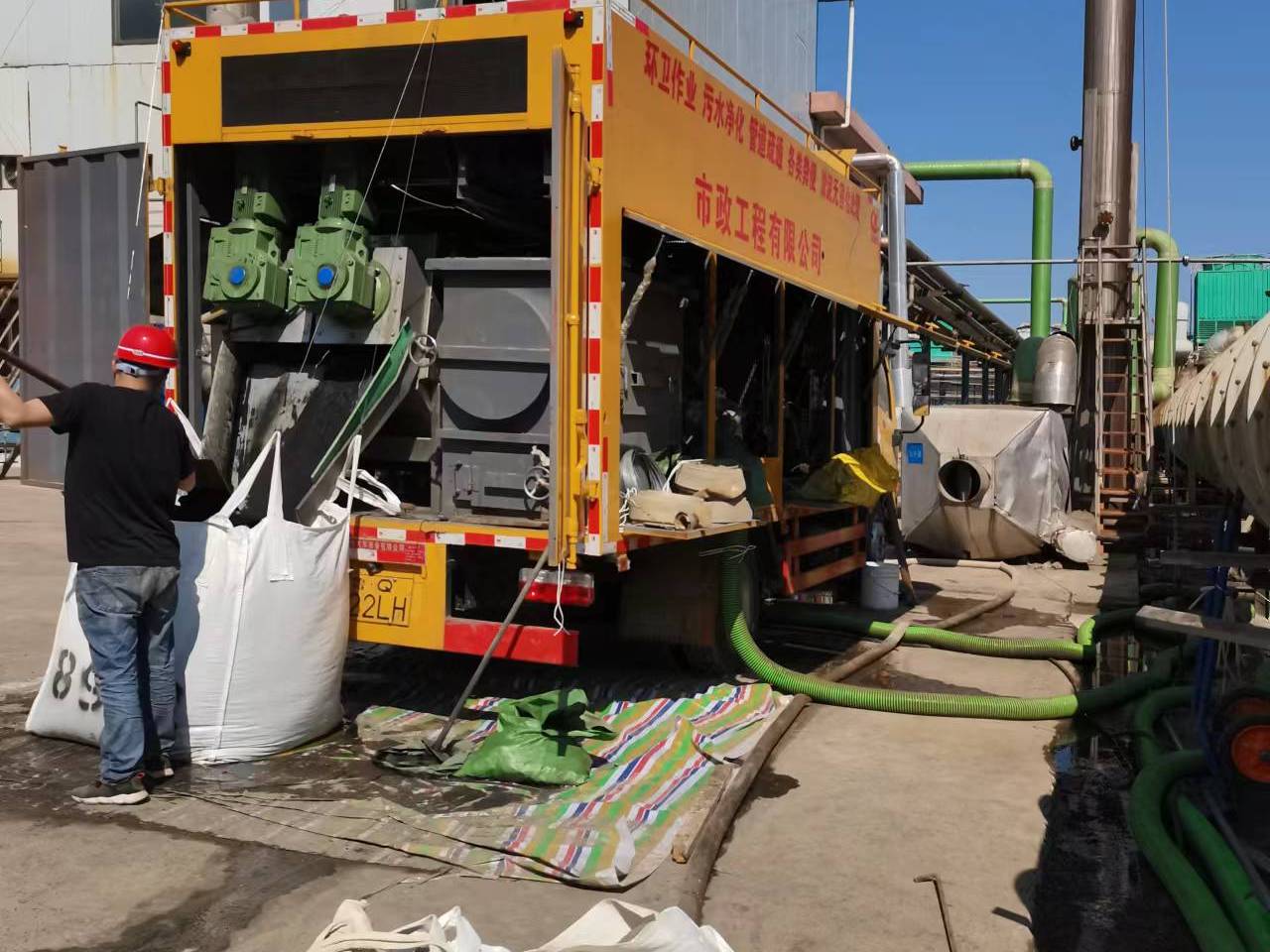 南桥镇淤泥压干处理