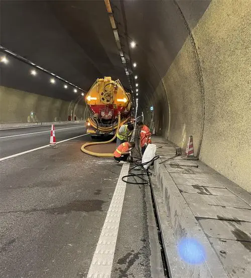 南桥镇隧道排水渠清淤